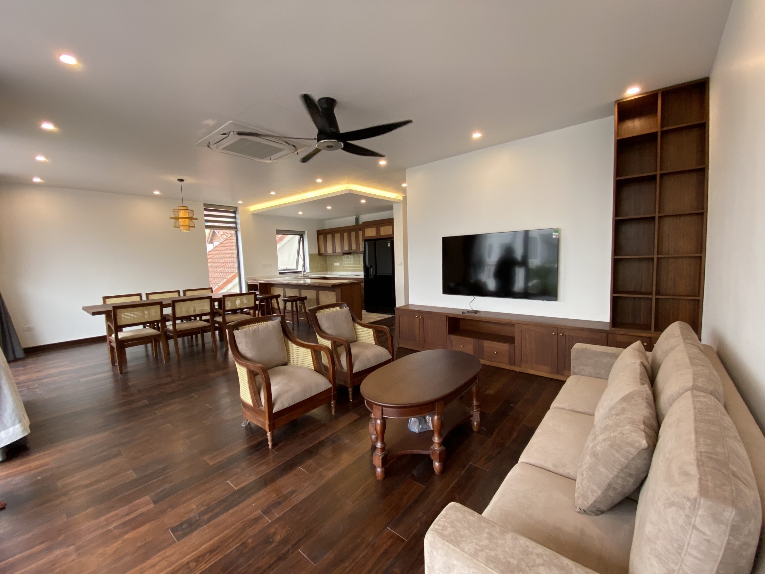 Cho thuê căn hộ 3PN tại Đặng Thai Mai, diện tích 200m2 đầy đủ nội thất, view đẹp.