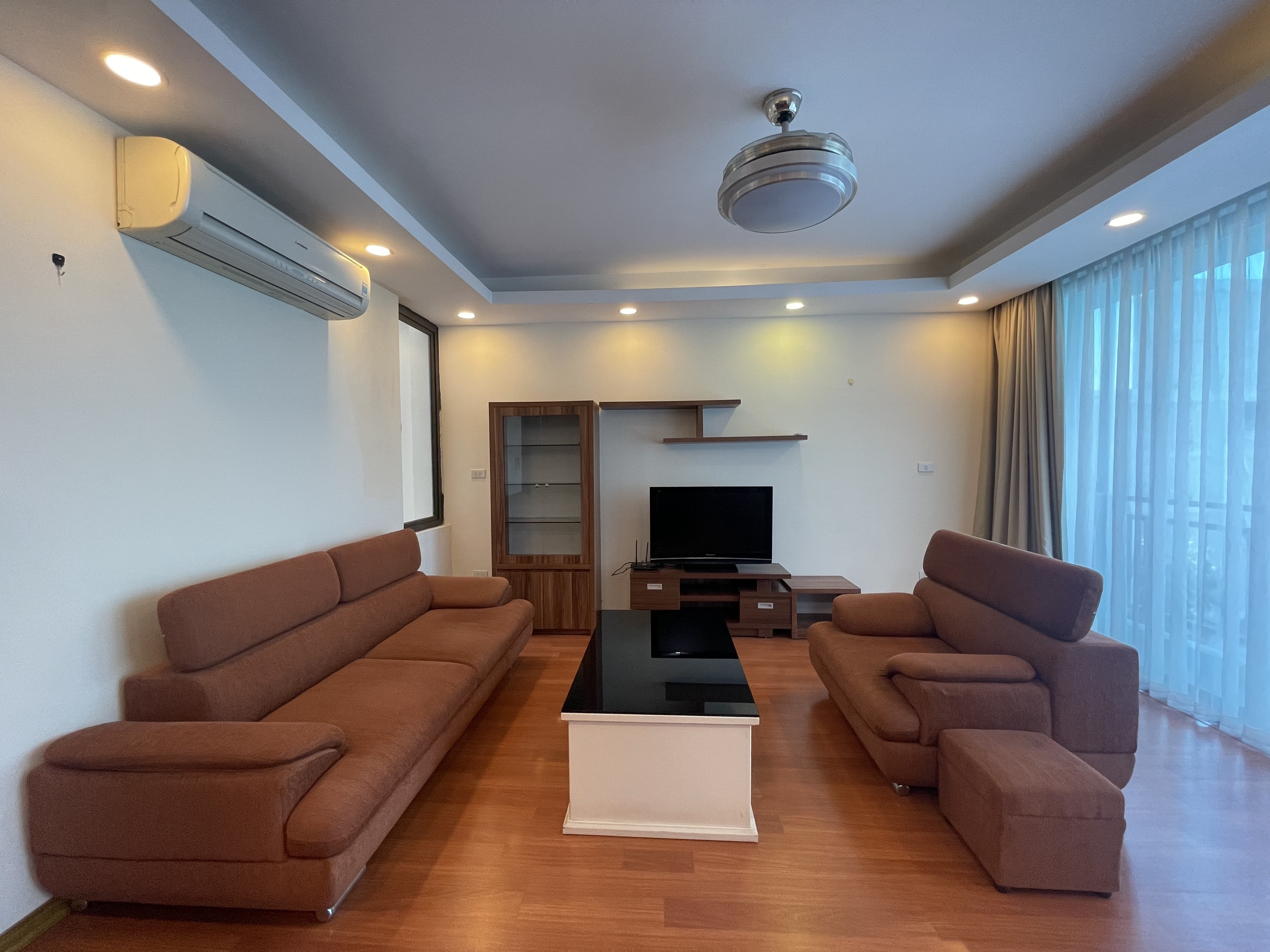Cho thuê căn hộ dịch vụ 2PN tại Tô Ngọc Vân, diện tích 90m2, nội thất đầy đủ, giá rẻ.
