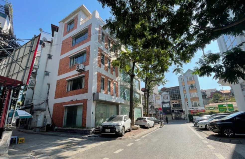 Cần bán nhà mặt tiền 11m phố Nguyễn Đình Thi - Diện tích: 80m2 x 5 tầng - Nội thất cơ bản