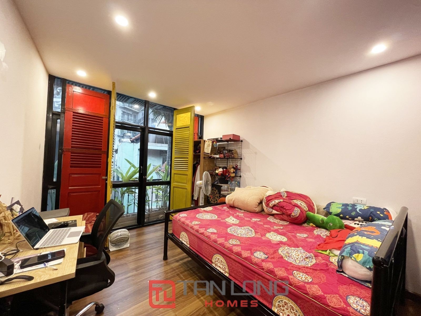Cần bán nhà phố Xuân Diệu, Quảng An. Diện tích 30m2 vị trí đẹp, nội thất đầy đủ, nhà có sổ đỏ nở hậu chính chủ.
