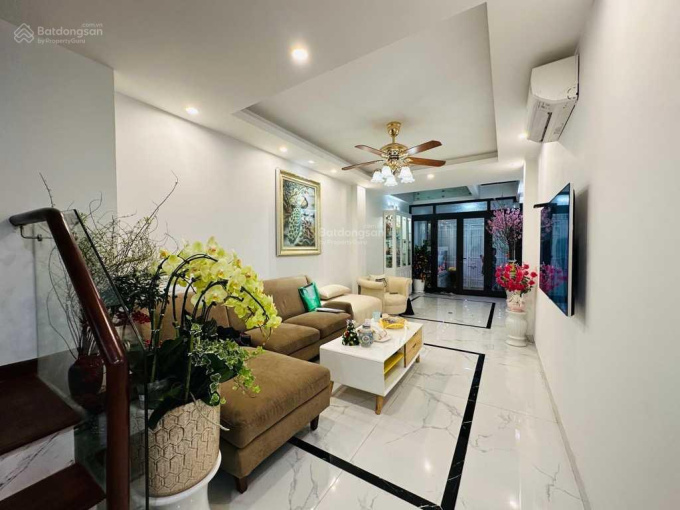 Bán nhà đất Hồ Tây hướng Tây sổ đỏ phố Nguyễn Đình Thi view Hồ Tây lộng gió xây 5 tầng