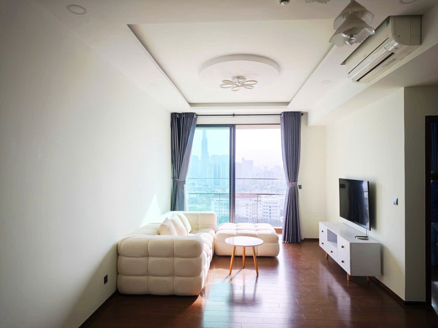 Cho thuê căn hộ 2 phòng ngủ Tứ Liên hướng Đông Nam diện tích 50m2 đầy đủ nội thất